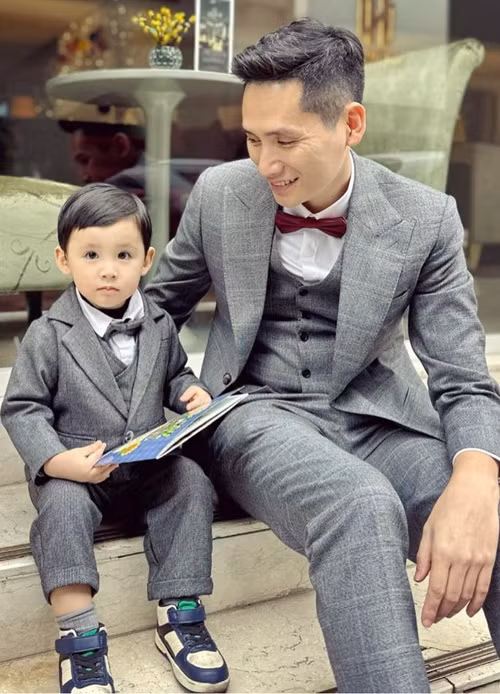 Cậu nhóc thừa hưởng những nét đẹp của bố mẹ.