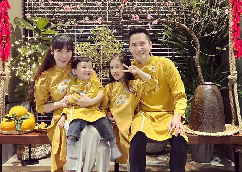 Vợ chồng Quốc Khánh cùng các con diện áo dài dịp Tết.