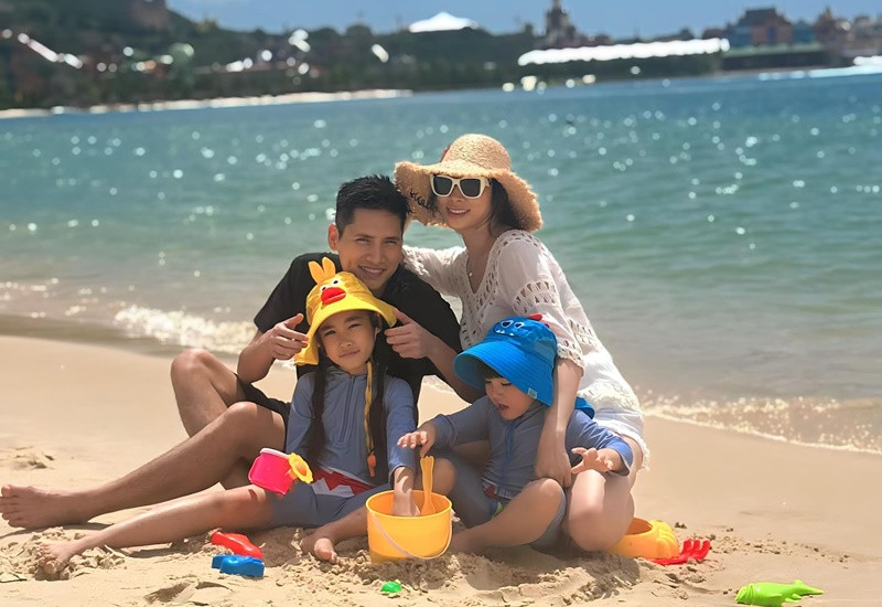 Gia đình nam MC vui vẻ đi biển.