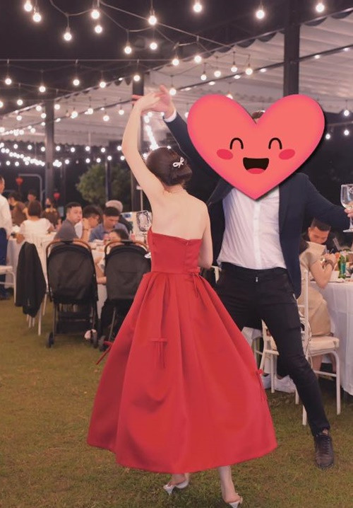 Có thể thấy, bạn trai của Kim Oanh có vóc dáng cao ráo.