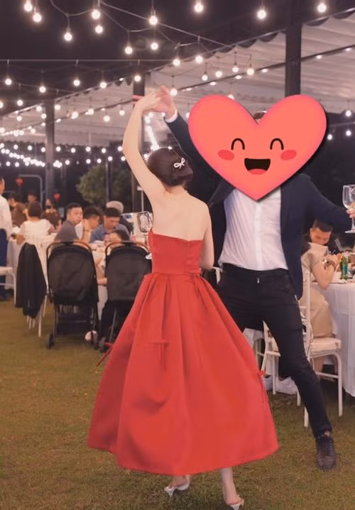 Có thể thấy, bạn trai của Kim Oanh có vóc dáng cao ráo.