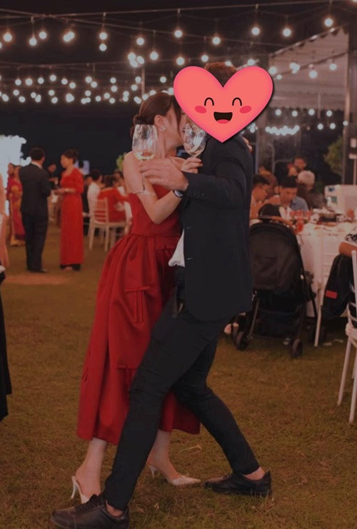 Đăng tải hình ảnh bạn trai, Kim Oanh dùng biểu tượng để che mặt nửa kia.