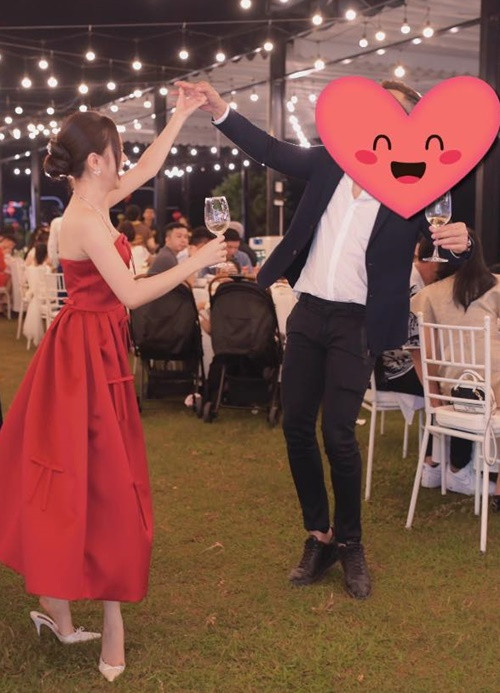 Kim Oanh và bạn trai khiêu vũ tại đám cưới của em trai.