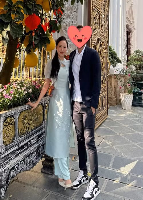 “Anh ấy thường đùa vui ở nhà chỉ có bố mẹ là lãnh đạo, còn các thành viên khác không phải công tử mà là công nhân”, Kim Oanh cho hay.