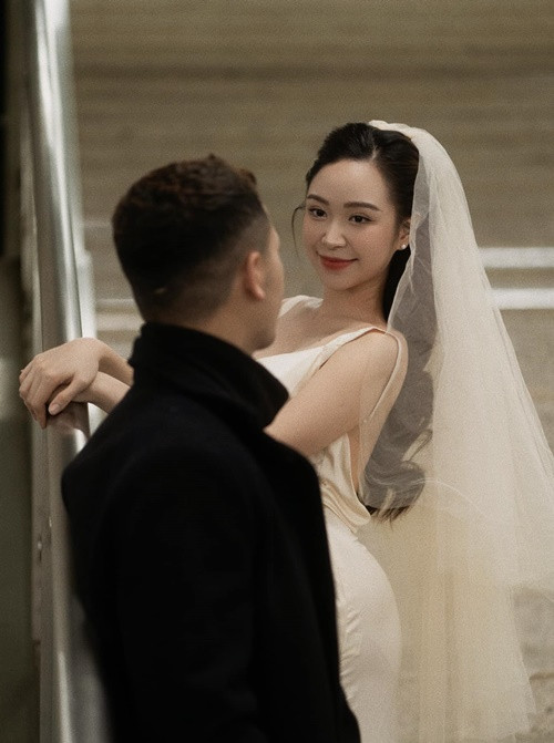 Kim Oanh chụp ảnh cưới tại một số địa điểm ở Hà Nội.