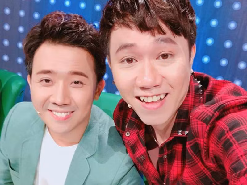 Trấn Thành và Anh Đức quen nhau từ hồi còn học lớp 7. Khi Trấn Thành đậu trường Sân khấu và Điện ảnh TP HCM, anh bắt bạn thân vào thi cùng trường với mình. Học được một thời gian, Trấn Thành và Anh Đức lập nhóm hài. Ảnh: FBNV.