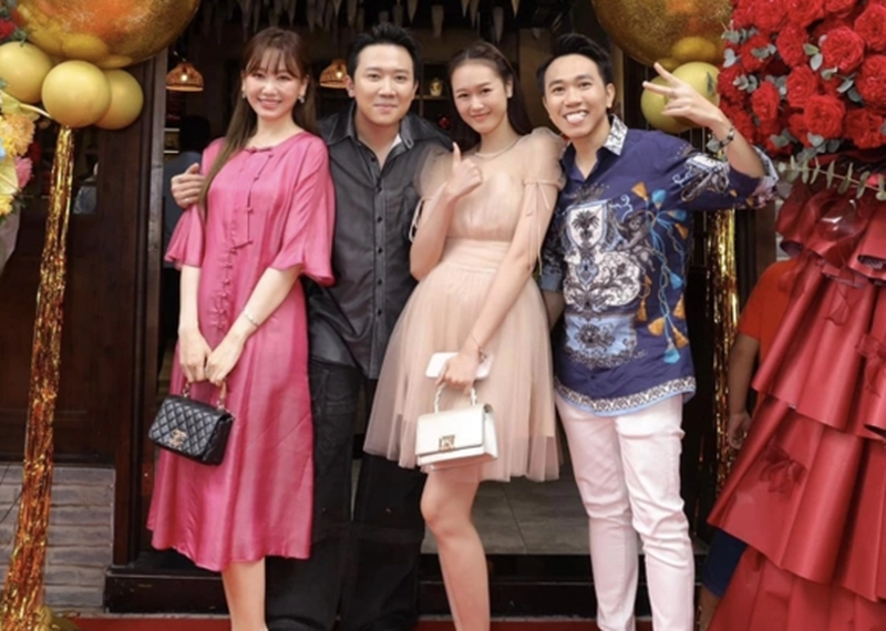 Tháng 8/2023, Trấn Thành tiết lộ, Anh Đức có người yêu. Nhanh chóng, cư dân mạng soi ra một diễn viên trẻ luôn sánh đôi cùng Anh Đức trong các sự kiện. Ảnh: Phụ Nữ Mới.