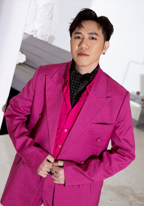 Tháng 12/2021, sau khi chia tay, Anh Đức bị bạn gái cũ "bóc phốt". Nam diễn viên không lên tiếng về lời tố của Uyên Tô. Ngoài ra, anh hạn chế cập nhật mạng xã hội cũng như ít xuất hiện trước công chúng trong nhiều ngày. Ảnh: FBNV.