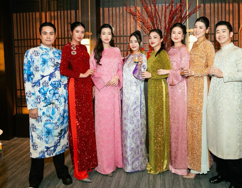 Cận Tết Nguyên đán, nhiều mỹ nhân cũng diện áo dài tham gia sự kiện.