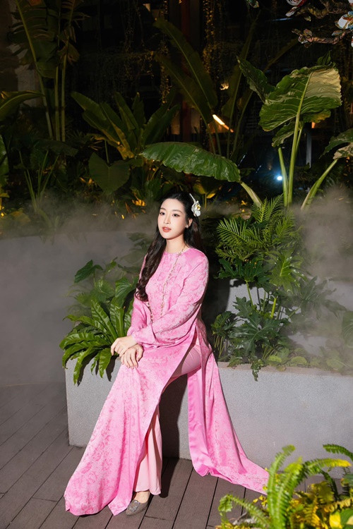 Mỹ Linh được khen ngày càng đẹp mặn mà sau khi sinh con gái.