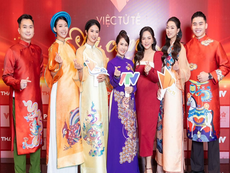 Ngọc Hân (thứ ba bên trái) liên tục diện áo dài trong những ngày cuối năm.