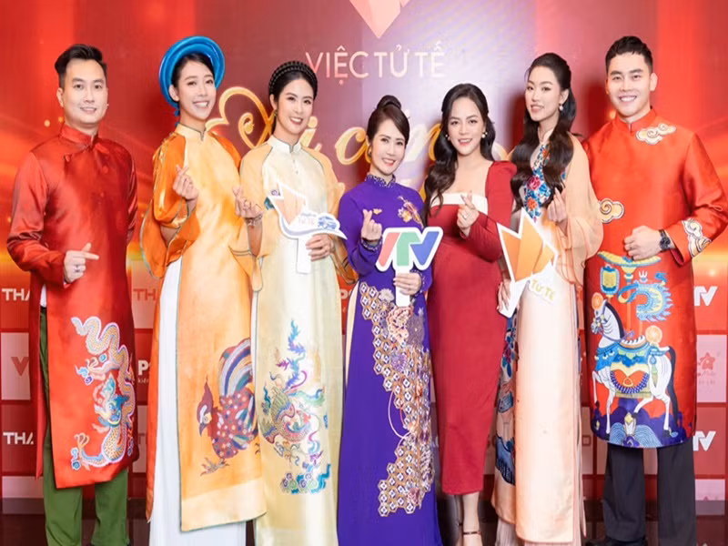 Ngọc Hân (thứ ba bên trái) liên tục diện áo dài trong những ngày cuối năm.