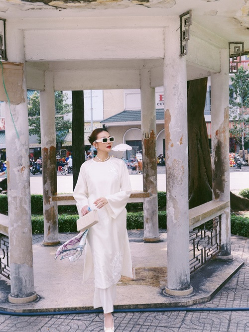 Nhiều người cho rằng Thanh Hằng diện áo dài sang và thần thái nhất nhì làng giải trí Việt.