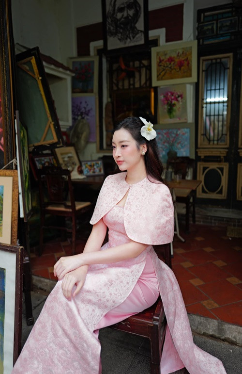 Nàng hậu chọn áo dài cách tân khoe vẻ đẹp dịu dàng, nền nã.