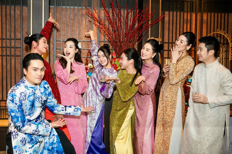 Ngọc Hân, Mỹ Linh, Tú Anh khoe sắc trong trang phục truyền thống tại một sự kiện.