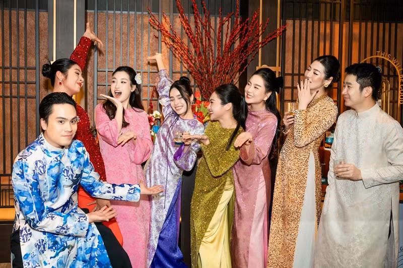 Ngọc Hân, Mỹ Linh, Tú Anh khoe sắc trong trang phục truyền thống tại một sự kiện.