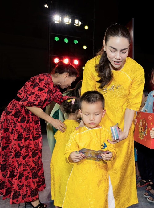 Hai nhóc tì nhà Hà Hồ - Kim Lý đáng yêu trong trang phục truyền thống.