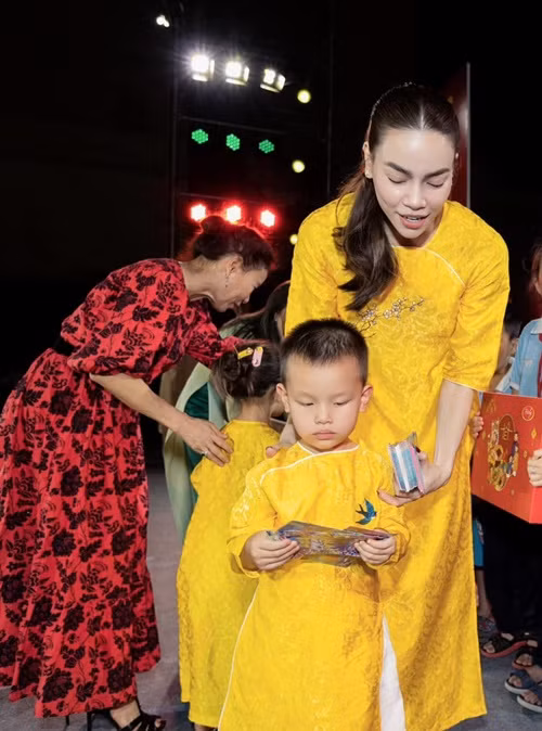 Hai nhóc tì nhà Hà Hồ - Kim Lý đáng yêu trong trang phục truyền thống.