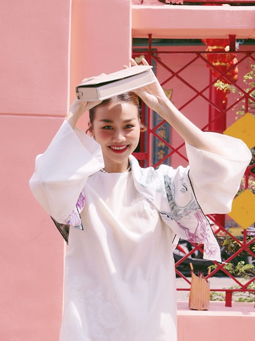 Mỗi dịp Tết đến xuân về, Thanh Hằng luôn chọn áo dài làm trang phục xuất hành.