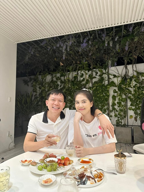 Sau thông tin Ngọc Trinh hưởng án treo, không ít người bạn lên tiếng. Bác sĩ Cao Hữu Thịnh chia sẻ hình ảnh bên Ngọc Trinh đồng thời viết: "Chúc mừng em, xe đang lên rước em về nhà ăn Tết! Em cũng ăn năn và xin lỗi tại tòa! Sắp Tết rồi, thôi chuyện cũ mình bỏ qua”. Ảnh: FBNV.