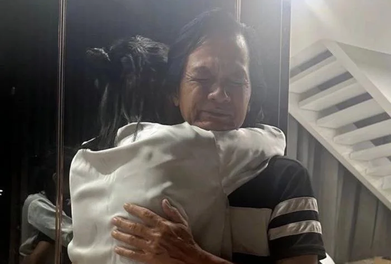 Mới nhất, một người bạn đăng tải khoảnh khắc Ngọc Trinh ôm chầm bố đẻ khi về nhà. Ảnh: Phụ Nữ Mới.