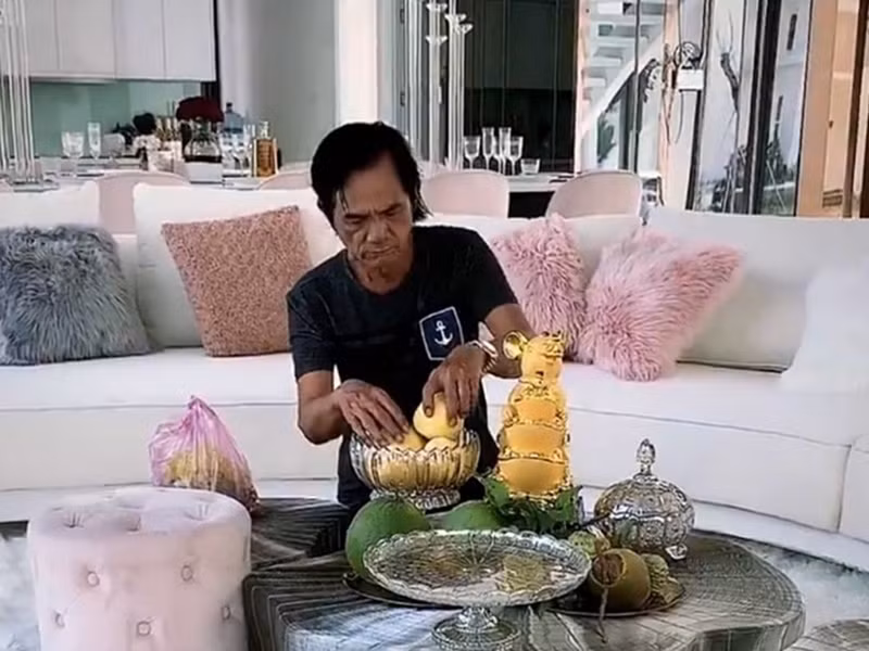 Trong những tháng qua, bố Ngọc Trinh từ Trà Vinh lên TP HCM trông nhà cho con gái. Ảnh: FBNV.