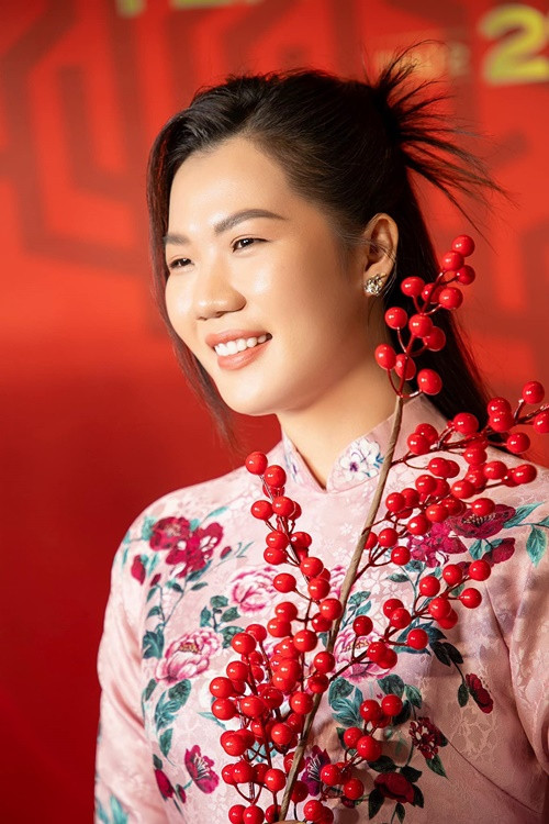 Mới đây, cô nàng gây chú ý khi diện áo dài tham dự một bữa tiệc cuối năm. Ảnh: FBNV.