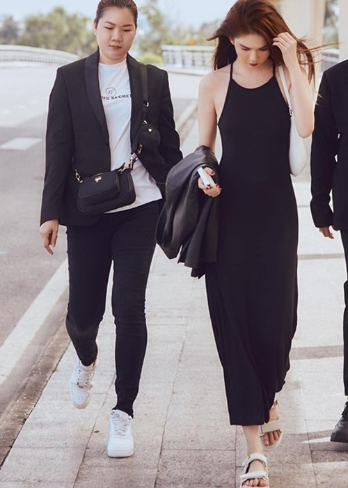 Trong nhận thức chủ quan của Thúy Kiều, cô chỉ là người làm thuê theo yêu cầu của Ngọc Trinh là quay phim và việc quay phim đưa lên mạng xã hội không phải là hành vi gây rối trật tự công cộng. Do đó, cơ quan điều tra không xử lý Thúy Kiều về tội gây rối trật tự công cộng. Ảnh: FBNV.