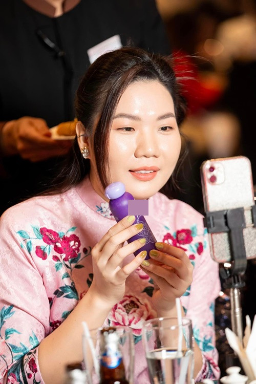 Vừa dự tiệc, Thúy Kiều vừa livestream bán hàng. Ảnh: FBNV.