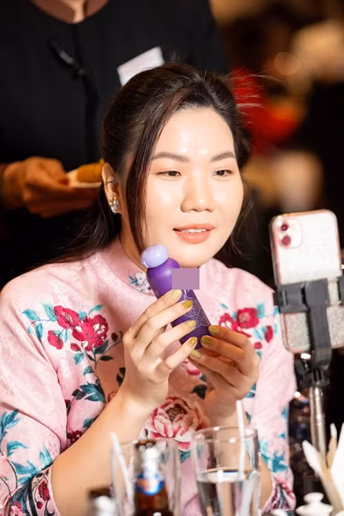 Vừa dự tiệc, Thúy Kiều vừa livestream bán hàng. Ảnh: FBNV.