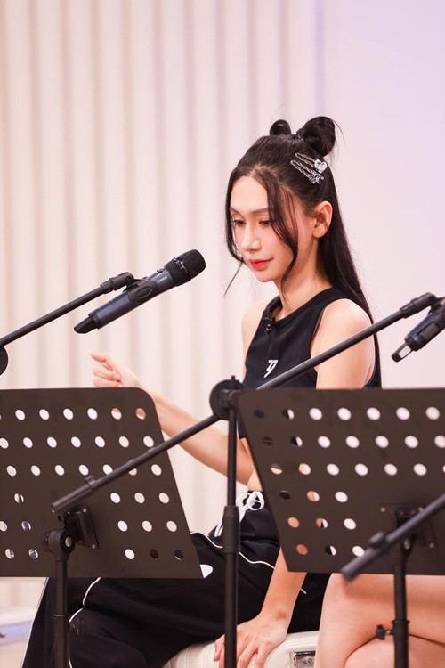 “Anh ấy luôn ủng hộ và chia sẻ với tôi từ lúc tôi nhận lời tham gia chương trình. Khi tôi luyện tập vũ đạo, anh góp ý tôi rằng có thể động tác này chưa ổn, em xem có nên làm lại không. Hoặc ở phần hát, với những đoạn tôi hát chưa ưng ý lắm, anh cũng cùng góp ý, chỉnh sửa. Cả trang phục, lịch trình, anh cũng giúp đỡ, hỗ trợ tôi. Có anh bên cạnh và luôn ủng hộ những gì tôi làm, tôi thấy mình rất may mắn và hạnh phúc. Tôi thực sự muốn gửi lời cảm ơn tới người yêu nếu anh đọc được những dòng này", Dân Việt dẫn lời nữ ca sĩ chuyển giới.