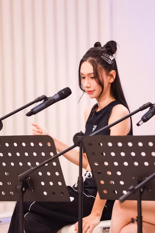 “Anh ấy luôn ủng hộ và chia sẻ với tôi từ lúc tôi nhận lời tham gia chương trình. Khi tôi luyện tập vũ đạo, anh góp ý tôi rằng có thể động tác này chưa ổn, em xem có nên làm lại không. Hoặc ở phần hát, với những đoạn tôi hát chưa ưng ý lắm, anh cũng cùng góp ý, chỉnh sửa. Cả trang phục, lịch trình, anh cũng giúp đỡ, hỗ trợ tôi. Có anh bên cạnh và luôn ủng hộ những gì tôi làm, tôi thấy mình rất may mắn và hạnh phúc. Tôi thực sự muốn gửi lời cảm ơn tới người yêu nếu anh đọc được những dòng này", Dân Việt dẫn lời nữ ca sĩ chuyển giới.