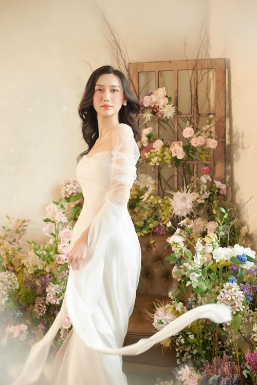 Nhan sắc của Lynk Lee thăng hạng với những đường nét trên cơ thể ngày càng nữ tính, mềm mại.