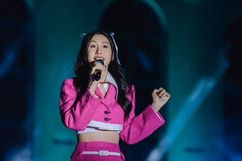 “Sau khi được là chính mình, tôi cảm thấy vui vẻ và yêu đời hơn. Bất kể ai xem những video của tôi cũng cảm thấy vui lây”, giọng ca 8x chia sẻ trên Saostar.