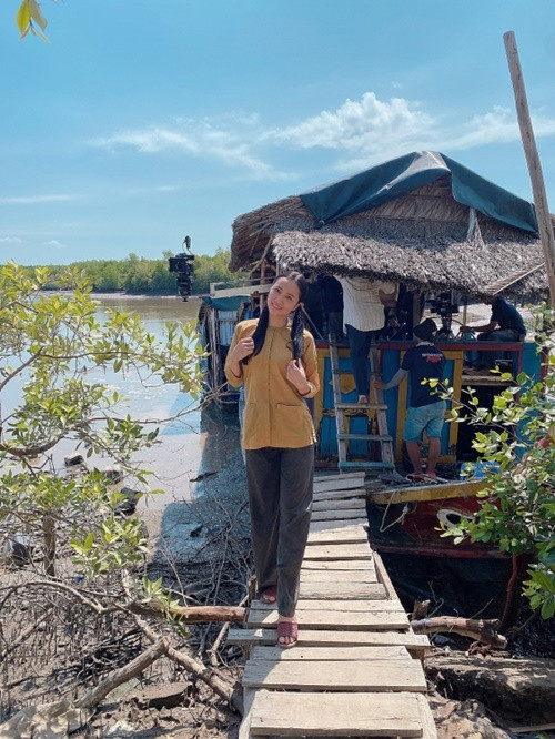 Thủy Phạm chia sẻ trên Thế Giới Điện Ảnh, cô đã dành rất nhiều thời gian nghiên cứu kịch bản, tiểu thuyết chuyển thể, nghệ thuật hát bội... Ngoài ra, cô còn chú ý rèn luyện sức khỏe vì bối cảnh phim phần lớn trên sông nước và lội trong sình lầy rừng ngập mặn Cần Giờ. Ảnh: Thế Giới Điện Ảnh.