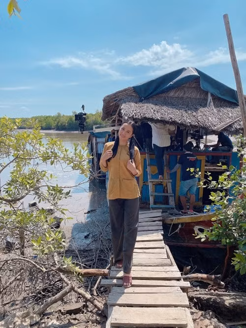 Thủy Phạm chia sẻ trên Thế Giới Điện Ảnh, cô đã dành rất nhiều thời gian nghiên cứu kịch bản, tiểu thuyết chuyển thể, nghệ thuật hát bội... Ngoài ra, cô còn chú ý rèn luyện sức khỏe vì bối cảnh phim phần lớn trên sông nước và lội trong sình lầy rừng ngập mặn Cần Giờ. Ảnh: Thế Giới Điện Ảnh.