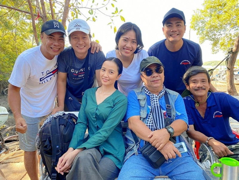 “Để có khoảng 1 phút trình diễn hát bội trên màn ảnh, Thủy đã phải tập luyện rất nhiều với diễn viên hát bội chuyên nghiệp, cộng thêm hơn 3 tiếng trang điểm nhiều lớp cầu kỳ và trang phục diễn rất nặng. Hay những cảnh quay phải canh giờ theo con nước lên xuống, có khi 4 giờ sáng cả đoàn đã gấp rút quay trong trời trưa lạnh, ngày thì nắng cháy da đen nhẻm không cần hóa trang”, cô chia sẻ. Ảnh: Thế Giới Điện Ảnh.