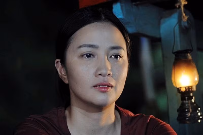 Trong phim Cơn giông, Thủy Phạm đảm nhận vai nữ chính Thủy - một cô gái mồ côi phải vất vả bươn chải kiếm sống. Khi lớn lên, Thủy gặp Bằng (Trung Dũng đóng)…Ảnh: Thế Giới Điện Ảnh.