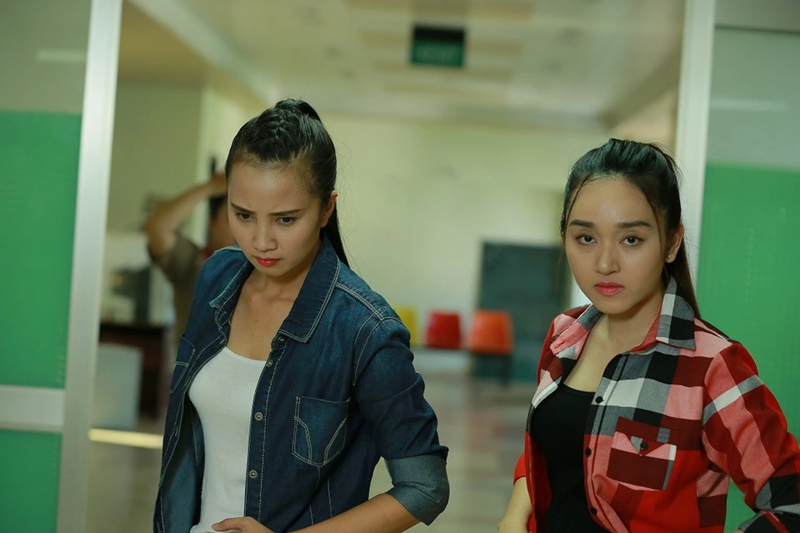 Thủy Phạm (bên trái) đóng vai công an Hồng trong phim Hoa hồng thép. Ảnh: Dân Việt.