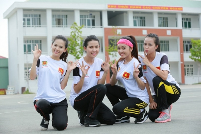 Hình ảnh Thủy Phạm bên các bạn diễn Phan Thị Mơ, Phi Huyền Trang và Huỳnh Kim Khánh trên phim trường Hoa hồng thép. Ảnh: Pháp Luật PLus.