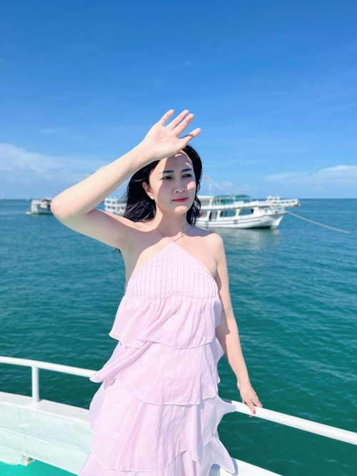 "Vô thường quá em gái ơi! Chỉ mới hôm qua thôi mà! Nhìn cha mẹ già khóc nấc thương em mà tim chị thắt lại. Em nằm đó đẹp như đang ngủ! An nghỉ em gái nhé! Thương thật thương!", Hồng Ánh nghẹn ngào viết. Ảnh: Tiền Phong.