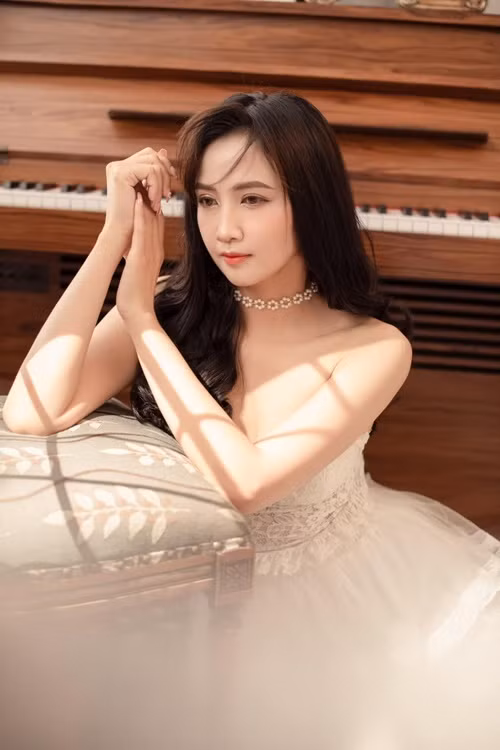 Theo Dân Trí, Thủy Phạm xuất thân là người mẫu. Cô từng đoạt giải đồng Siêu mẫu Việt Nam 2012. Ảnh: Tiền Phong.