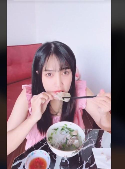 Trên trang cá nhân TikTok, Thủy Phạm thường cập nhật các clip tự nấu ăn. Ảnh chụp màn hình.