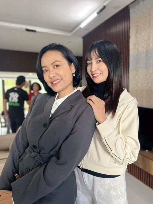 Thủy Phạm chia sẻ hình ảnh bên Hồng Ánh trên phim trường Hạnh phúc bị đánh cắp. Ảnh: Vietnamnet.