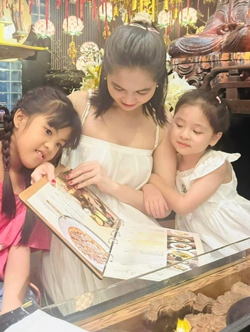 Ngọc Trinh khẳng định cô vẫn theo đạo Thiên Chúa. “Sắp tới Trinh sẽ về quê để tạ lễ cho Chúa. Chỉ là Trinh đón nhận cả 2 bên vì bên nào cũng đều mang đến những giá trị tốt đẹp, hướng đến việc con người sống thiện”, cô viết. Ảnh: FBNV.