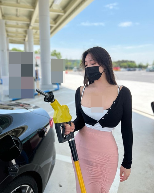 Trong một lần đi đổ xăng, Jeon Ji Eun cởi áo khoe vòng một.