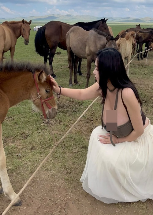 Jeon Ji Eun nặng 71kg, có số đo ba vòng 100 - 63 - 102 cm vào năm 2021.