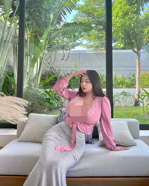 Jeon Ji Eun chuộng mặc trang phục bó sát, cắt xẻ sâu khoe thân hình gợi cảm.