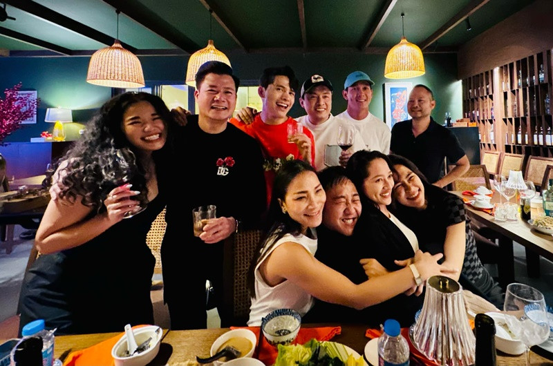 Quang Dũng mời những người bạn thân thiết trong showbiz đến dự tiệc tất niên.