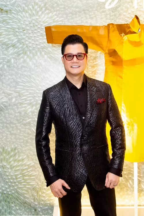 Quang Dũng sở hữu khối tài "khủng". Tại Việt Nam, anh có căn nhà 3 tầng. Ngoài ra, nam ca sĩ còn có một căn biệt thự tại Mỹ.